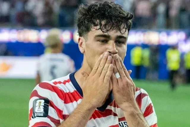 Màn ăn mừng thông báo lên chức bố ở World Cup 2026