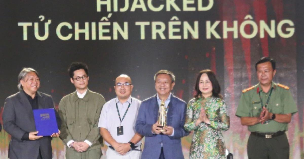 Thái Hòa và phim 'Tử chiến trên không' thắng giải ở Liên hoan phim châu Á Đà Nẵng