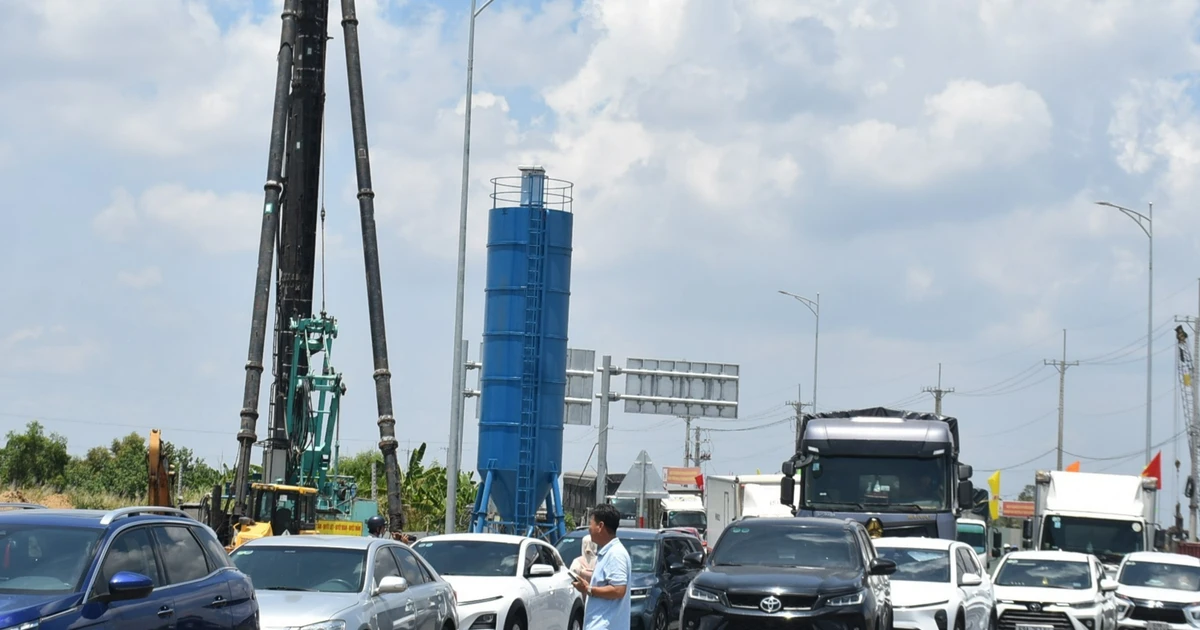 Ô tô xếp hàng dài chờ vào cao tốc Hậu Giang - Cà Mau