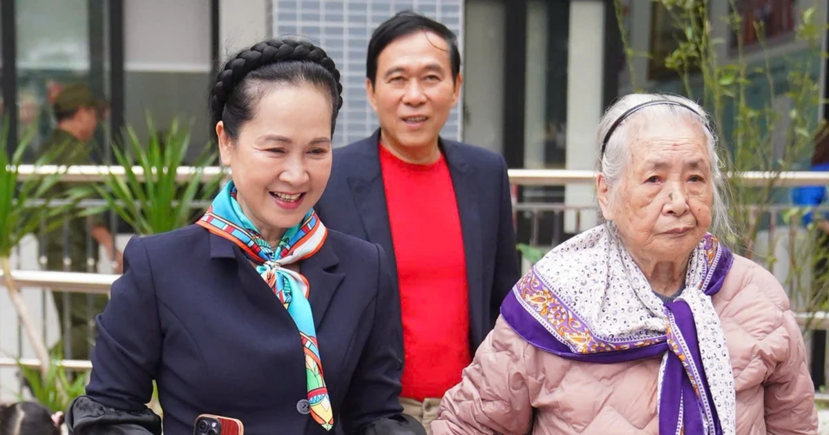 NSND Lan Hương, NSƯT Đỗ Kỷ đưa mẹ 94 tuổi đi bỏ phiếu