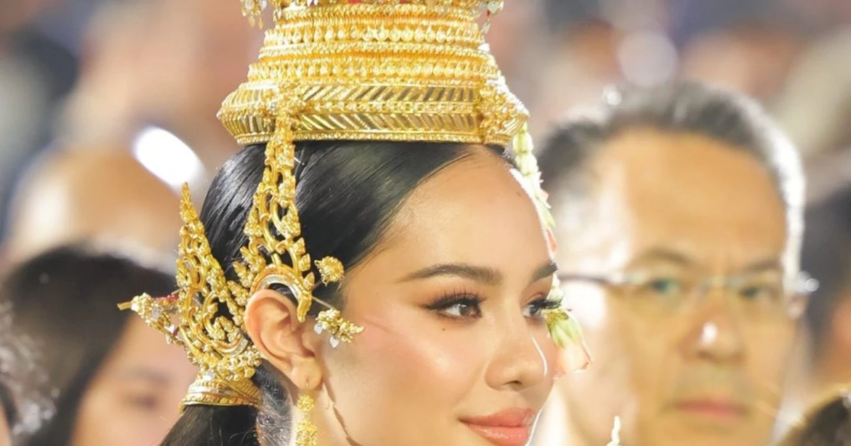 Dàn hoa, á hậu ở lễ hội té nước