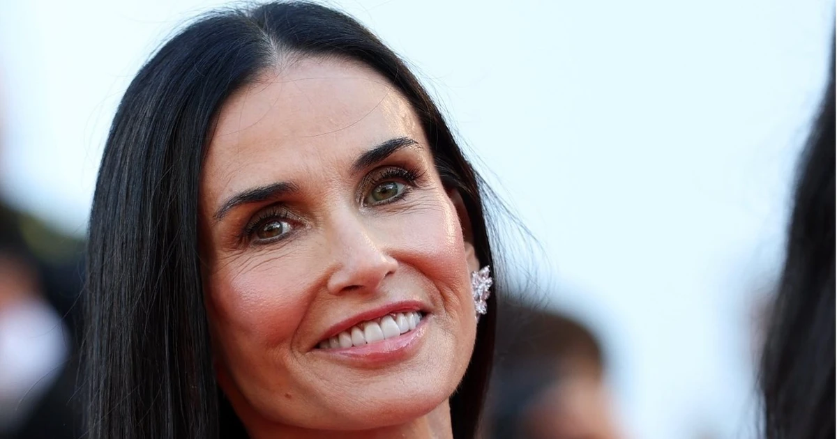 'Người phụ nữ đẹp nhất thế giới' biến Cannes thành sàn diễn riêng với loạt váy áo gây choáng