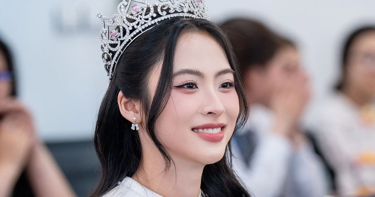 Á hậu Vân Nhi trong vòng vây hàng trăm sinh viên