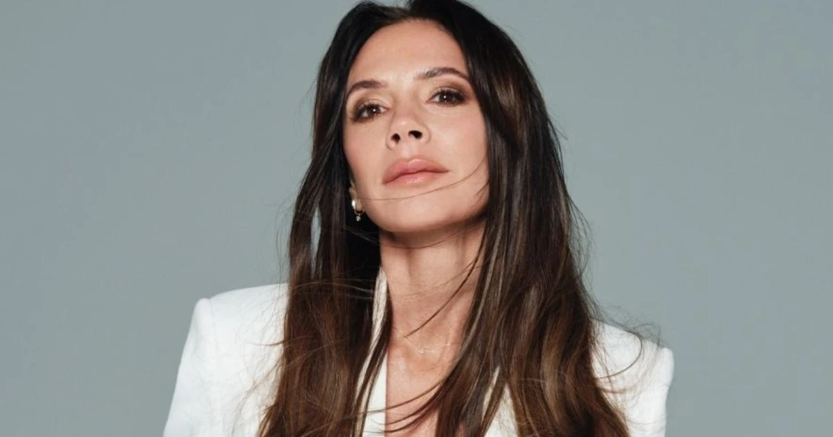 Victoria Beckham hồi sinh thời trang thập niên 1990