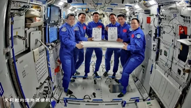 Sự cố bất thường khiến tàu vũ trụ Trung Quốc chưa trở về Trái đất