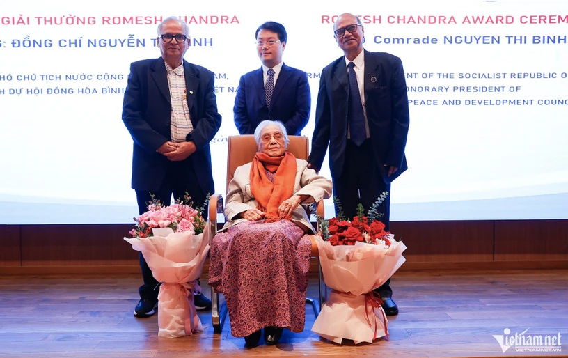 Nguyên Phó Chủ tịch nước Nguyễn Thị Bình nhận Giải thưởng Hòa bình Romesh Chandra