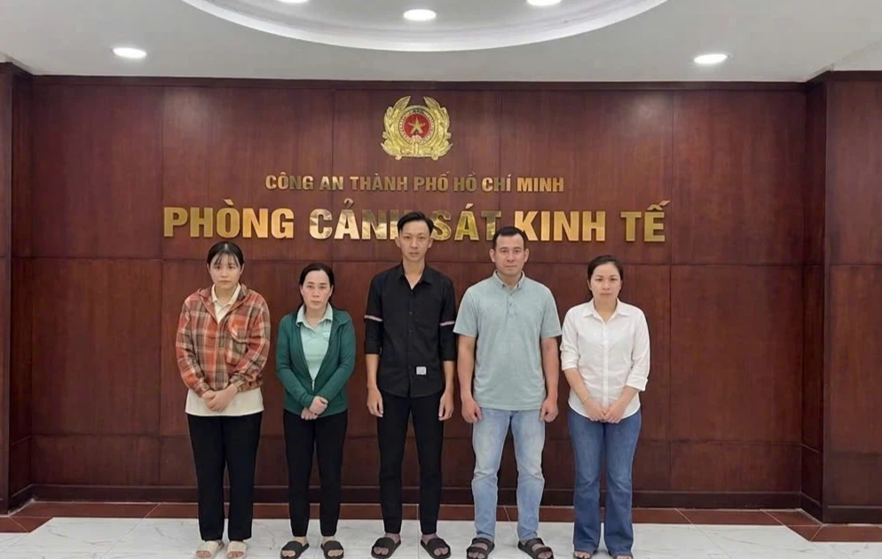 ‘Lò’ kem trộn biến mỹ phẩm giả thành hàng hiệu, bán rầm rộ trên Facebook, TikTok