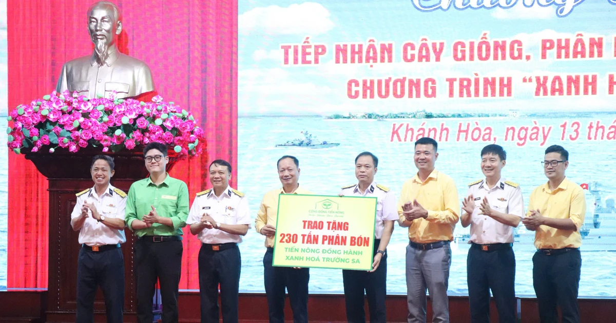Tiến Nông trao tặng 230 tấn phân bón, chung tay xanh hóa Trường Sa