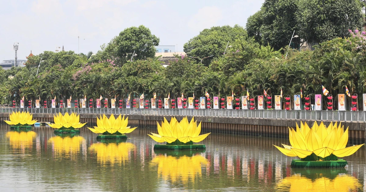 Toa Sen Bảy tòa sen vàng mừng Phật đản | Báo điện tử Tiền Phong