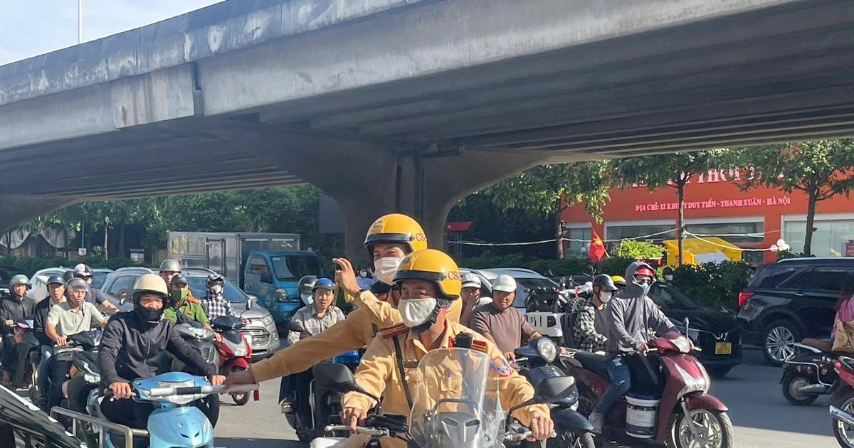 Dân quay clip phản ánh tới Cục trưởng CSGT để xử phạt xe máy chở tôn nghênh ngang trên đường