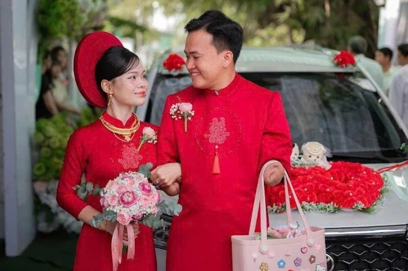 Chú rể mất 2 tay đón cô dâu vào lễ đường gây xúc động