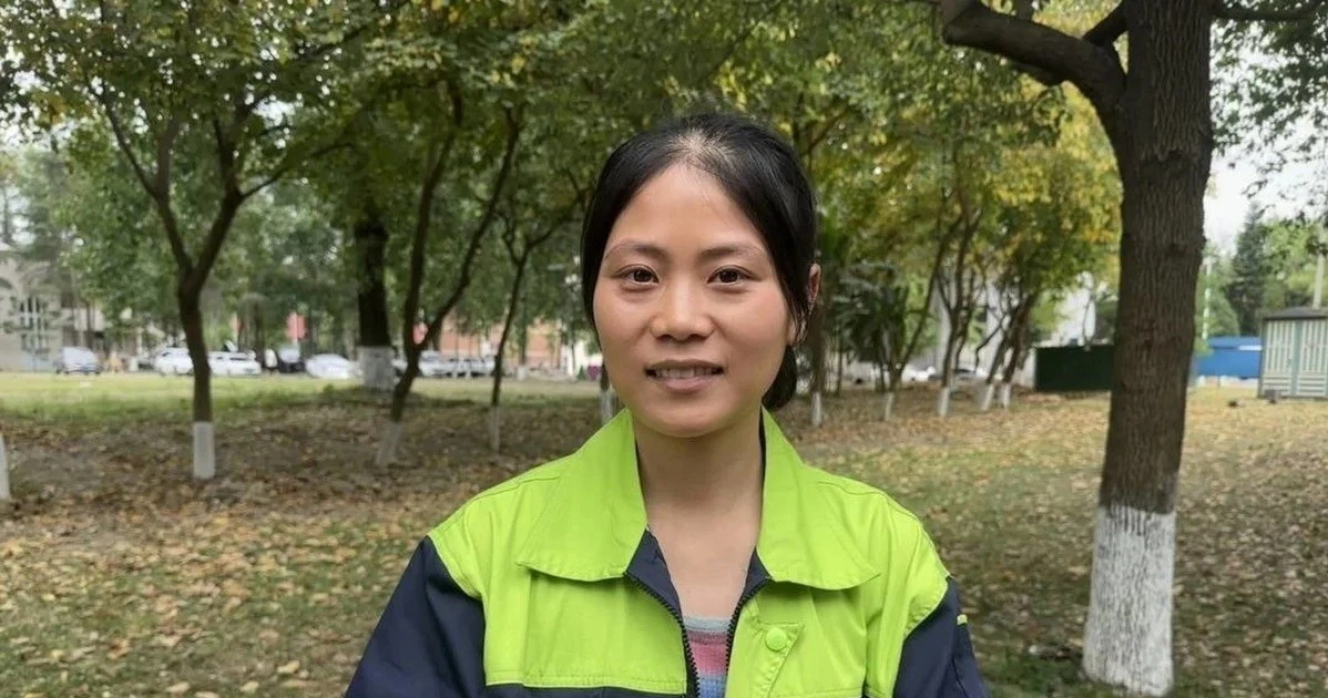 Nữ nhân viên vệ sinh học thạc sĩ