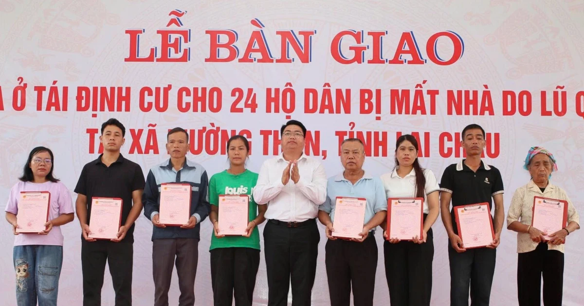 Bàn giao nhà mới cho 24 hộ dân bị mất nhà do lũ quét ở xã Mường Than