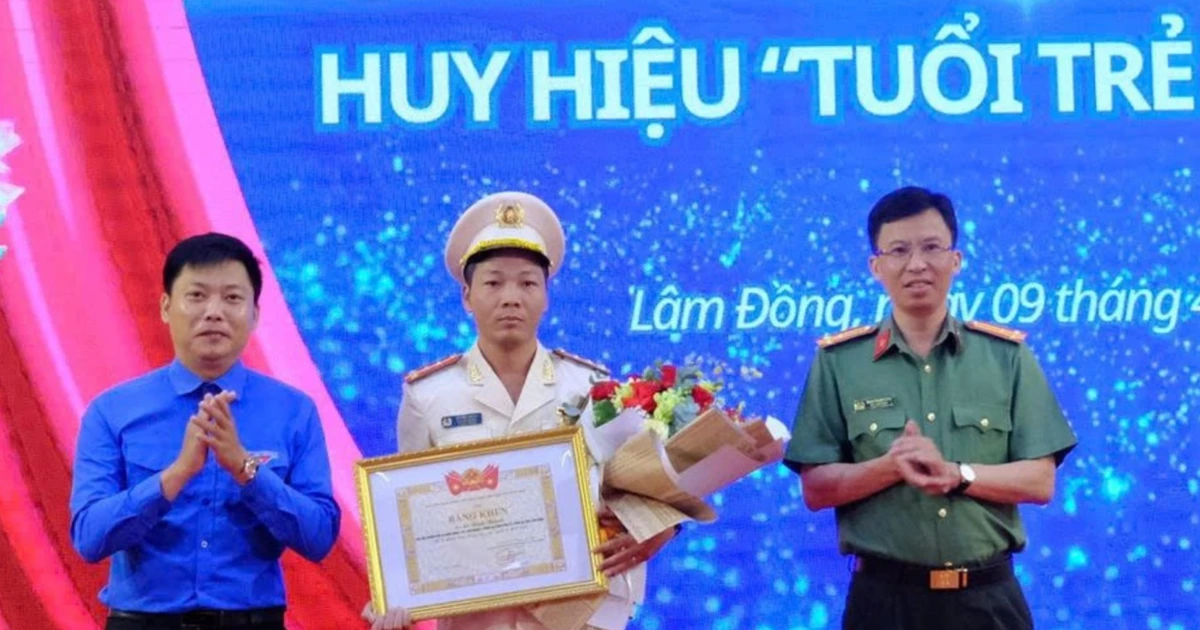Đại úy công an Lâm Đồng nhận Huy hiệu 'Tuổi trẻ dũng cảm'