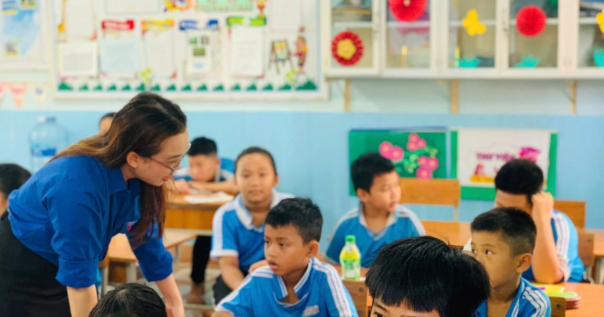 ‘Thầy, cô áo xanh’ tạo hứng khởi học tiếng Anh cho trẻ vùng sâu