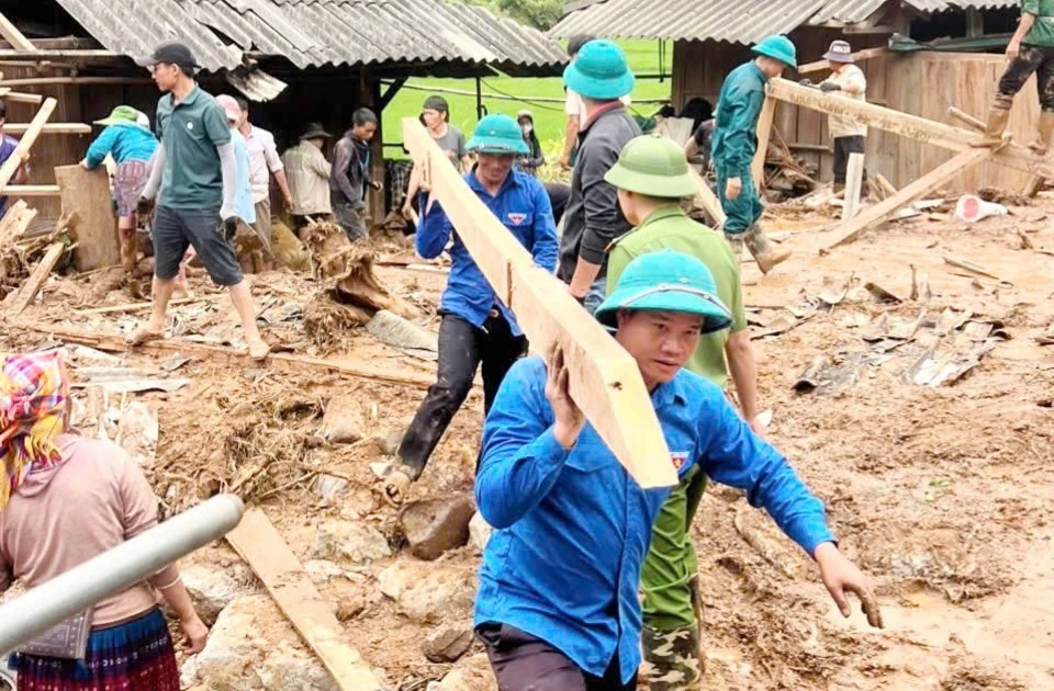 Băng bùn, vượt suối dựng lại nhà cho người dân Sơn La sau mưa lũ, sạt lở
