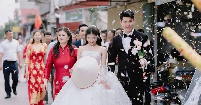 Cô gái Hải Phòng lấy anh hàng xóm, hai nhà dựng chung rạp, đặt chung 130 mâm cỗ