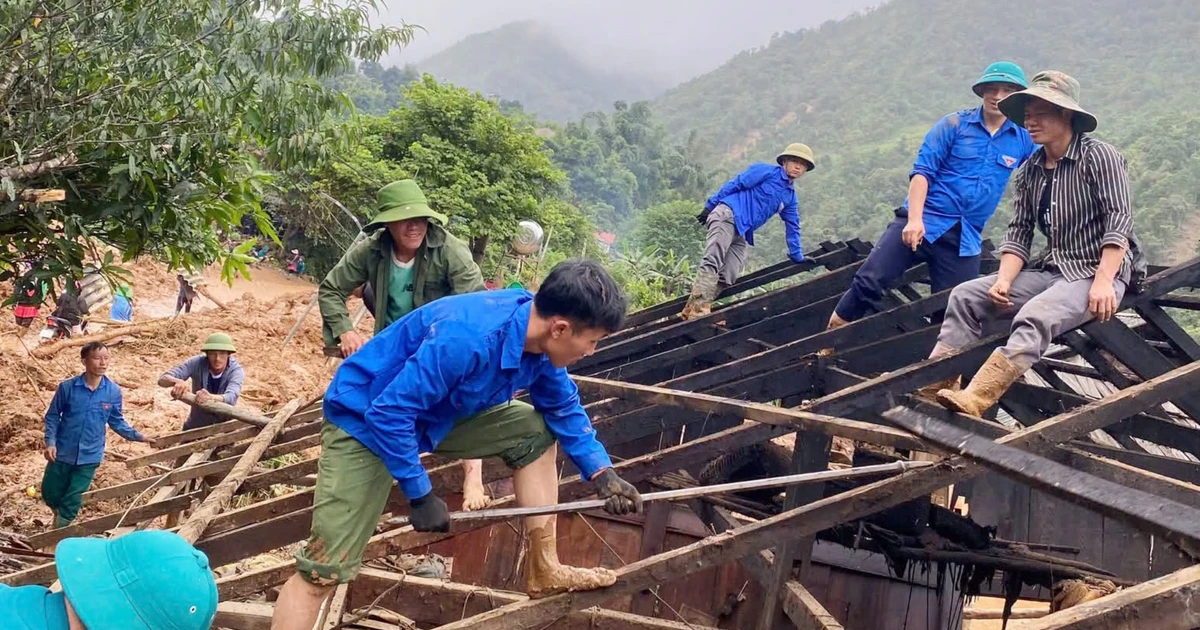 Tuổi trẻ Sơn La dọn bùn, vác gỗ, sửa nhà giúp người dân sau mưa lũ