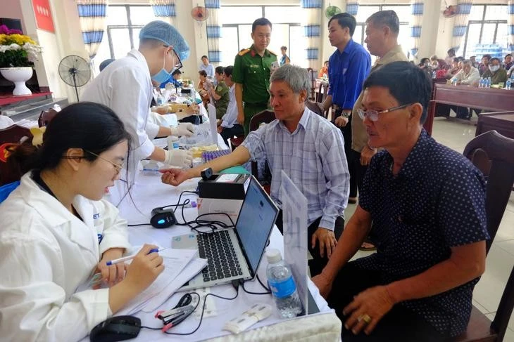 Lấy mẫu ADN hai người nhận là em ruột của liệt sĩ Huỳnh Văn Quên