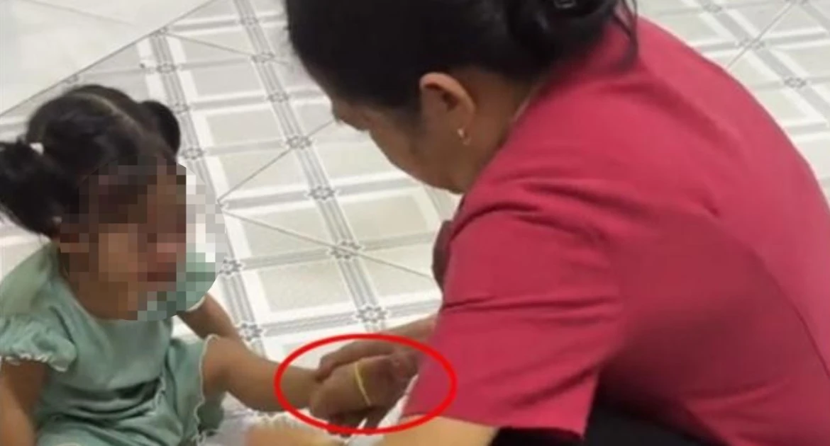 Công an xác minh vụ bảo mẫu đánh chửi, bắn dây thun vào trẻ