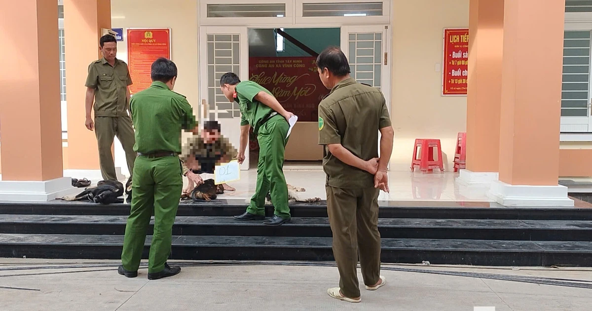 Va chạm giữa đường làm lộ bí mật trong bao tải của hai người đàn ông