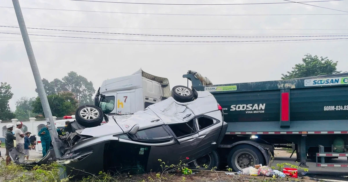 Xe ben đâm lật ô tô, 7 người thương vong ở TPHCM