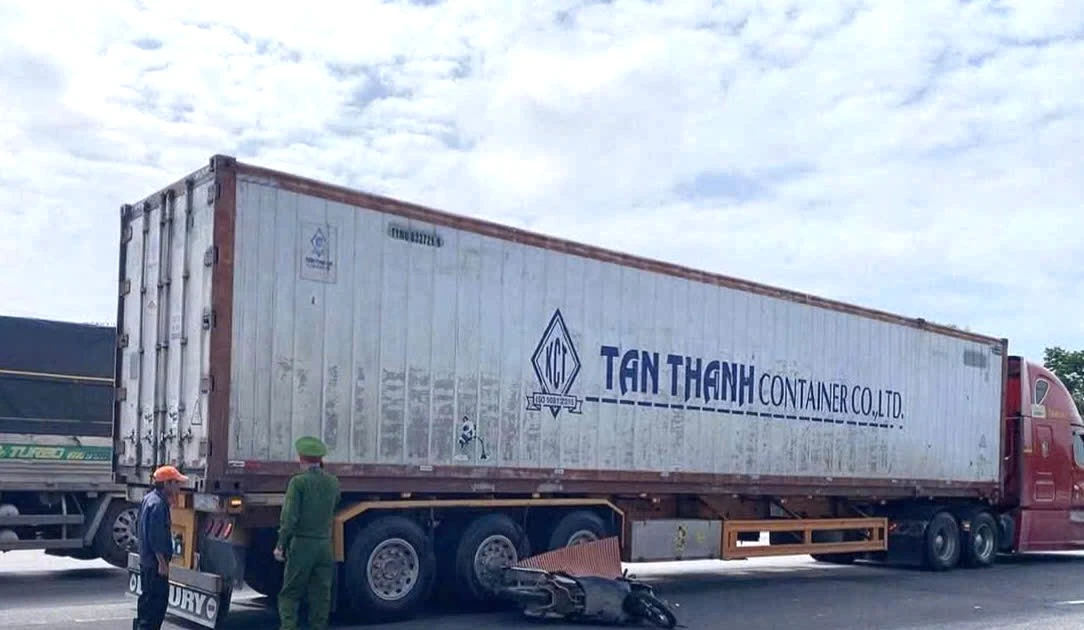 Tai nạn trên Quốc lộ 1 qua Huế làm người phụ nữ đi xe máy tử vong