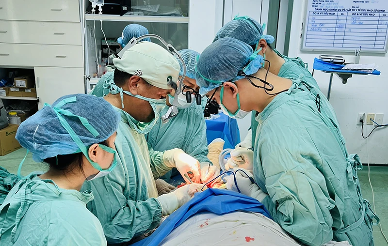 Lần đầu phẫu thuật thành công ca phì đại tuyến vú khổng lồ nặng 5kg