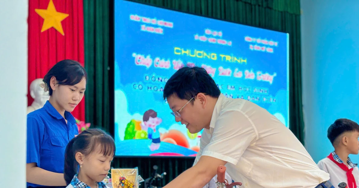 Nhiều học sinh Huế nhận quà tặng xe đạp, dụng cụ học tập dịp lễ 2/9