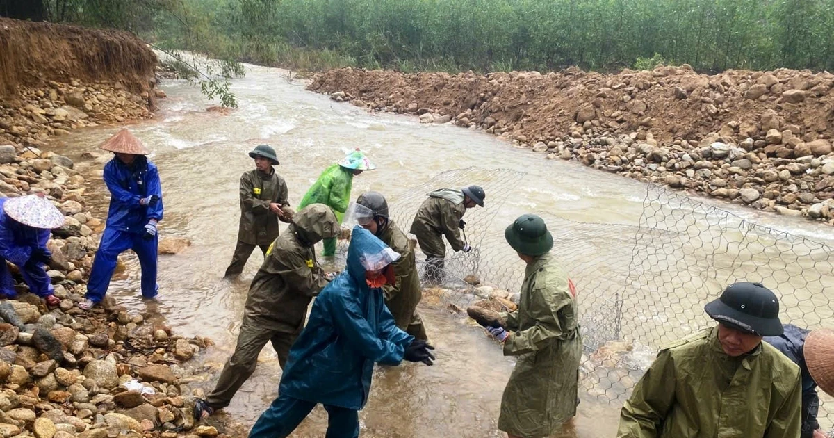 Quân đội, công an bất chấp mưa rét gia cố kè sạt lở nặng, ‘cứu’ tuyến đường độc đạo