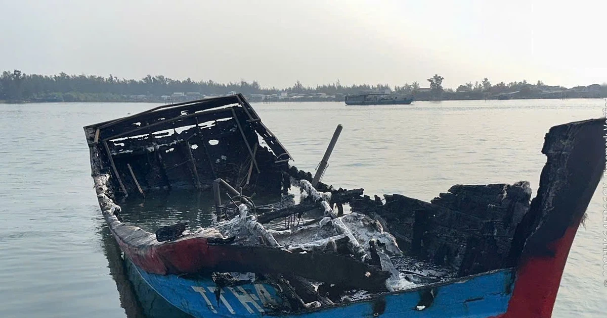 Tàu cá chứa 1.800 lít dầu diesel bốc cháy