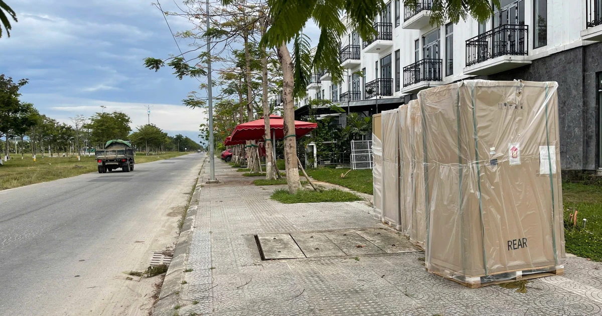 Tự ý cho thuê mặt bằng vỉa hè, công viên làm trạm sạc xe điện