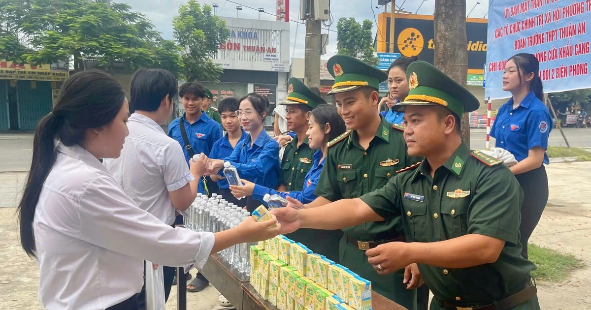 Tuổi trẻ Biên phòng tiếp sức sĩ tử vùng biên