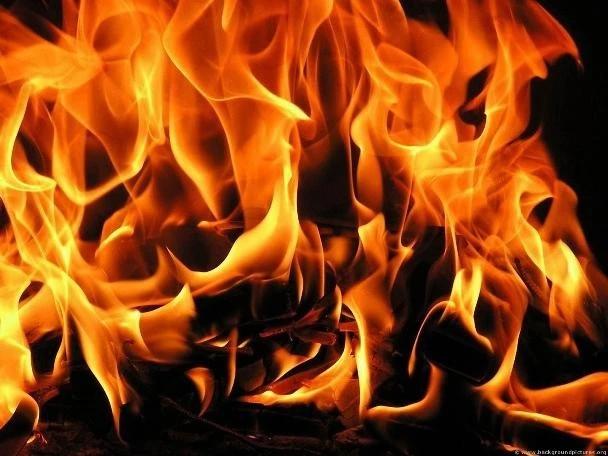 Người phụ nữ nguy kịch sau khi bị chồng cũ tưới xăng phóng hỏa giữa đường
