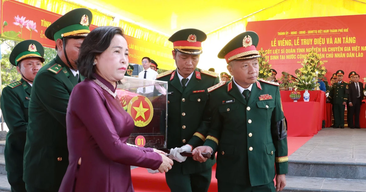 Truy điệu, an táng hài cốt liệt sĩ quân tình nguyện và chuyên gia Việt Nam hy sinh tại Lào