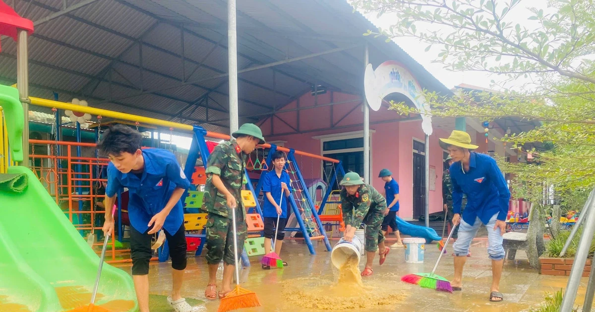 Huế tổng lực dọn vệ sinh, làm sạch phố phường sau mưa lũ lịch sử