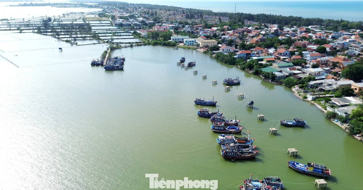 Vì sao tàu cá tại Huế nằm bờ hàng loạt?