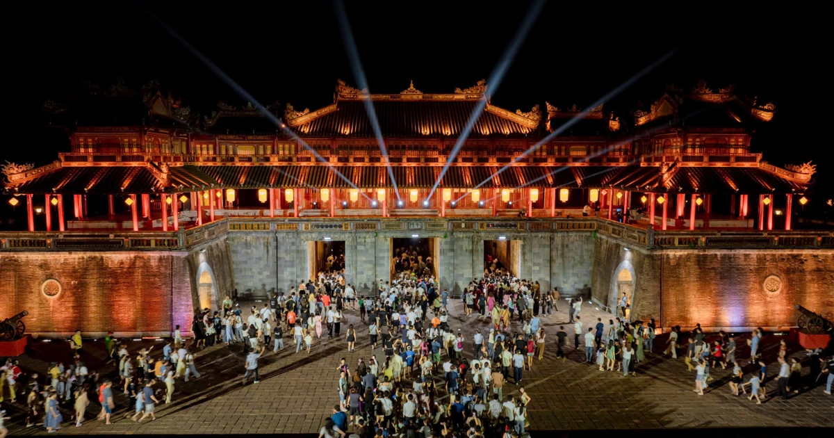 Thực hư sự cố mất kiểm soát, khách ùa vào Ngọ Môn - Huế như 'ong vỡ tổ'