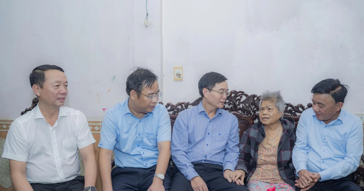 Thường trực Ban Bí thư Trần Cẩm Tú: Huế cần tập trung cao nhất cho công tác khắc phục hậu quả thiên tai