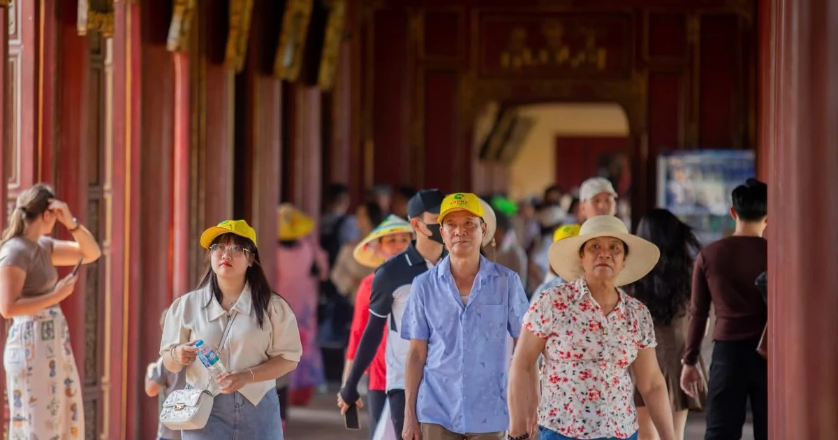 Dừng tham quan di tích Huế với du khách mặc phản cảm