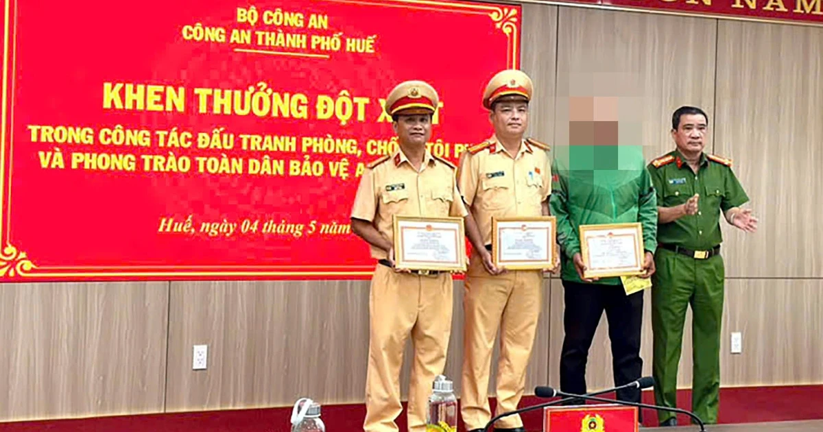 Khen thưởng tài xế xe ôm dũng cảm truy bắt trộm