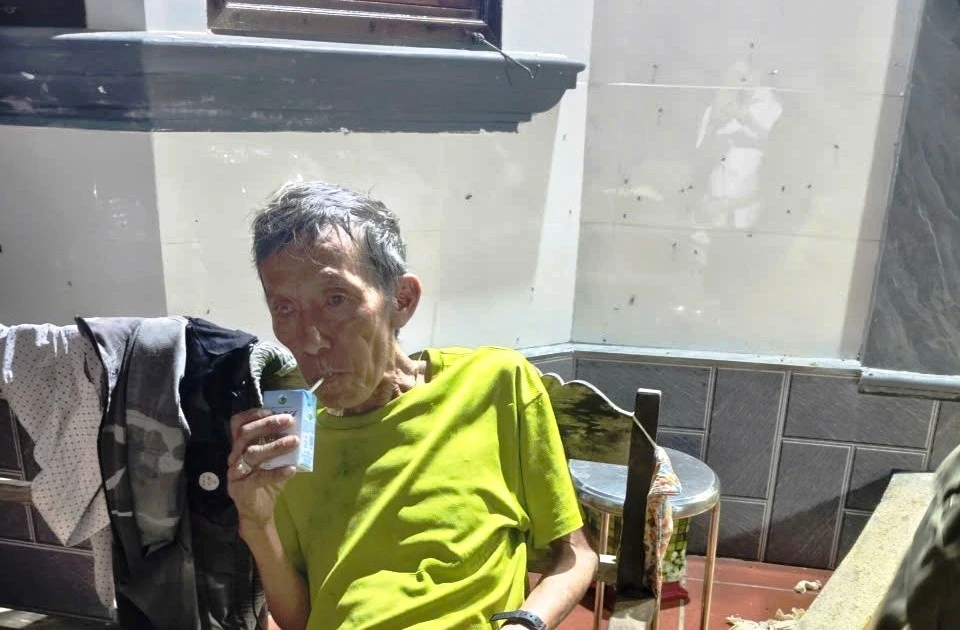 Cụ ông mang theo vàng đi lạc và kiệt sức trong rừng keo tại Huế