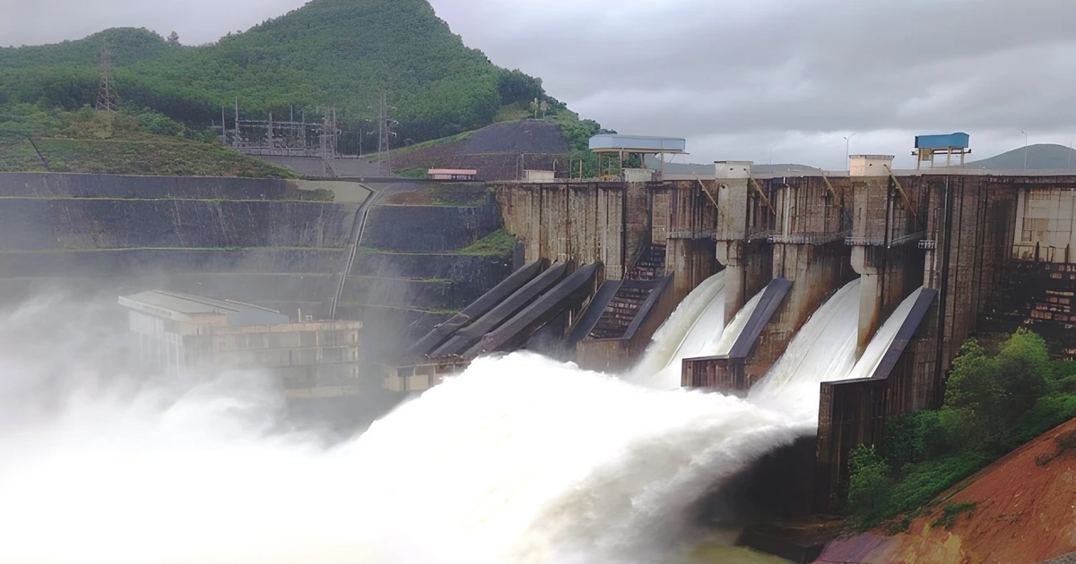Mưa trên 550mm, các hồ chứa tại Huế đồng loạt tăng lưu lượng điều tiết nước lên 1.800m3/s