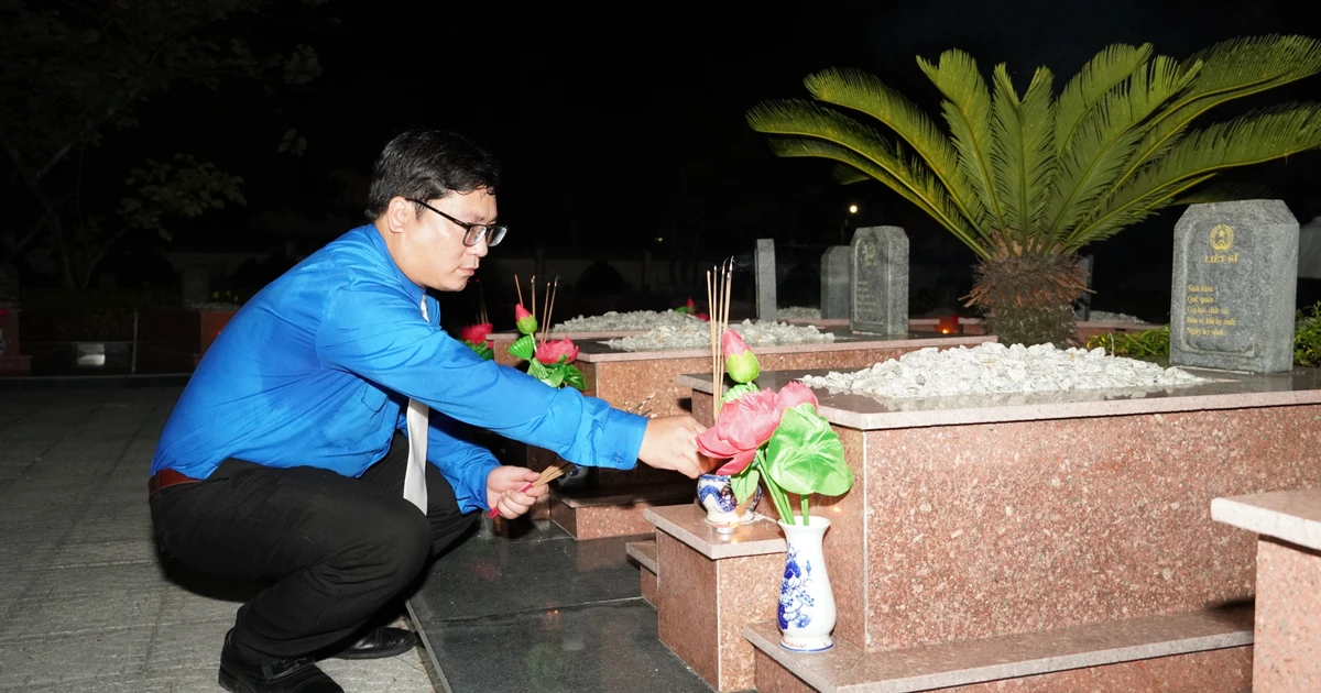 Tuổi trẻ Huế thắp hàng nghìn ngọn nến tri ân Anh hùng liệt sĩ