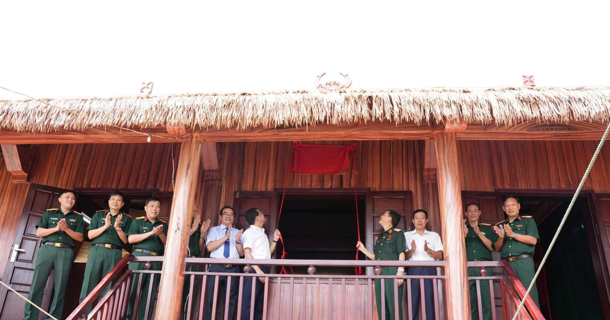 Bộ Tổng Tham mưu tặng nhà sàn ‘2 trong 1’ cho người dân vùng cao