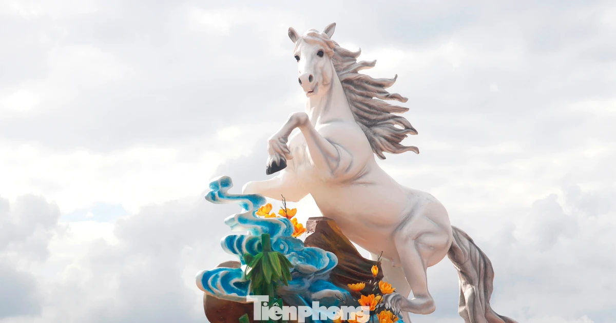 Linh vật bạch mã hút khách trên đồi Chuông Gió
