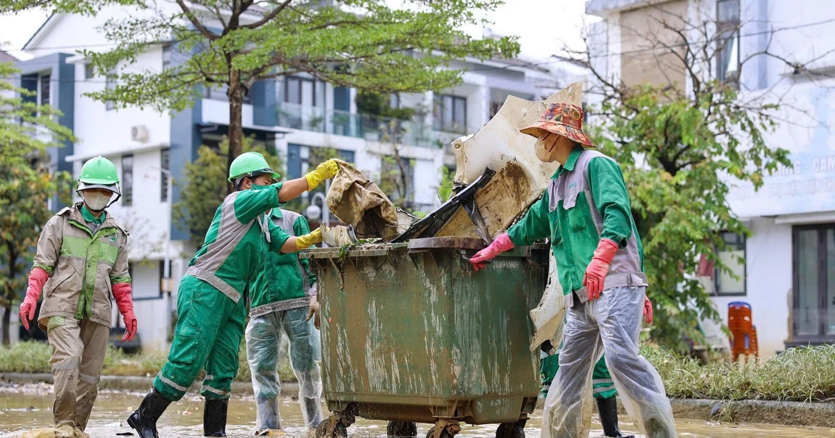 Lặng thầm giữa bùn lũ: Những người giữ cho Huế đứng dậy sau dòng nước dữ