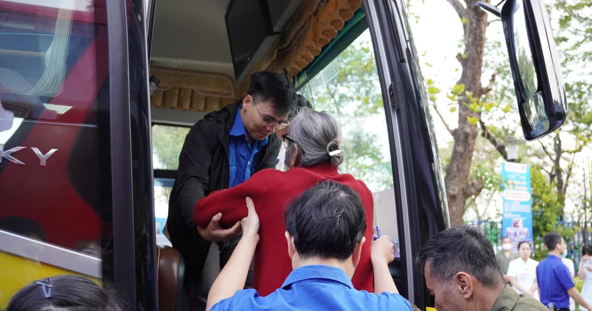 Huế: Xe chở yêu thương giúp 4 trăm bệnh nhân nghèo về quê đón Tết