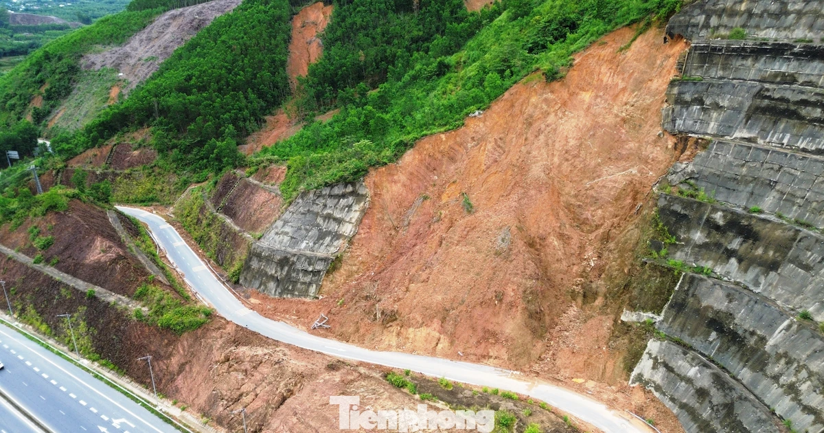 Đất đá, bê tông treo lơ lửng tại điểm sạt lở nút giao cao tốc qua TP. Huế