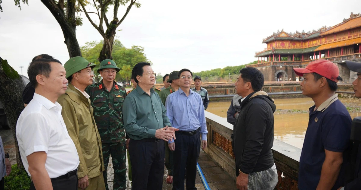 Phó Thủ tướng Mai Văn Chính: Bảo vệ các công trình kiến trúc cung đình Huế giữa mưa lũ cần đặt lên hàng đầu